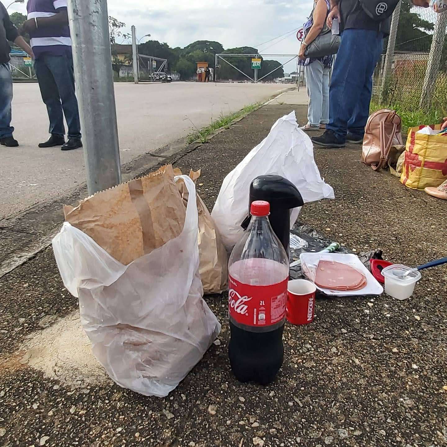 Após calote, nova terceirizada assume limpeza na Revap e aumenta precarização