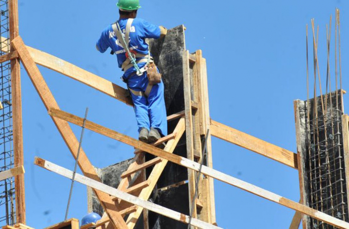 Covid atinge até 30% dos trabalhadores em canteiro de obra