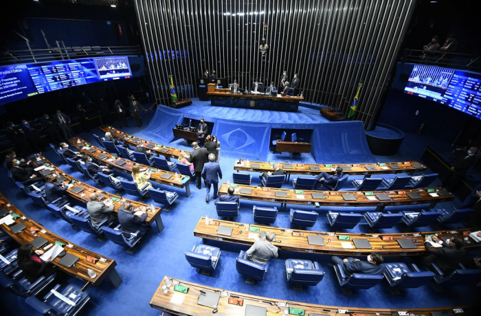 Senado aprova “trabalho voluntário” sem carteira assinada e valor menor que o mínimo