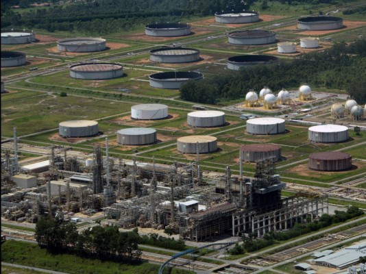 Cetesb investiga vazamento de óleo na Revap em São José dos Campos