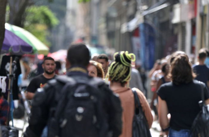 Trabalhadores pretos ganham 40,2% menos do que brancos por hora trabalhada