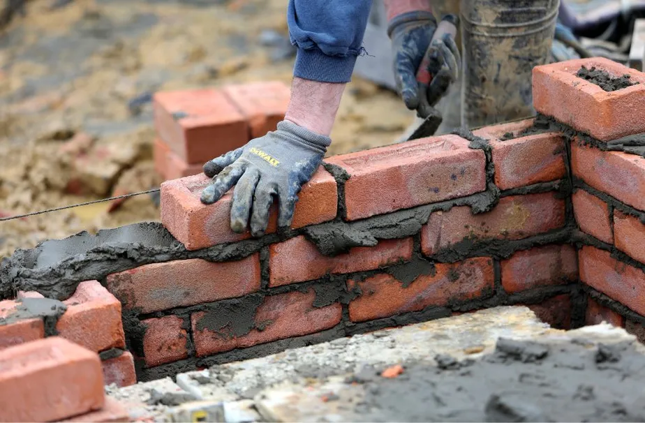 PIB: Construção e eletricidade se destacam na indústria em 2022; transformação e extrativa caem