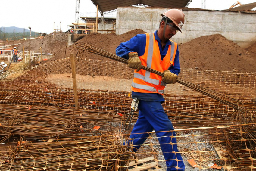 🚧👷🏻🚜Construção civil reduz previsão de crescimento pela 1ª vez em 10 trimestresO corte é consequência da forte onda de saques às cadernetas de poupança.