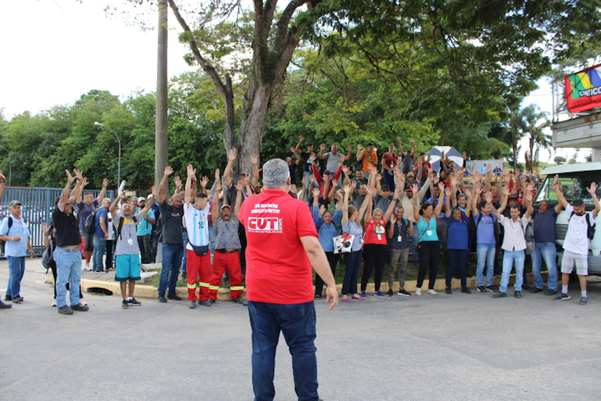 Trabalhadores terceirizados da Bayer deflagram greve, cobrando assinatura de acordo com o Sintricom