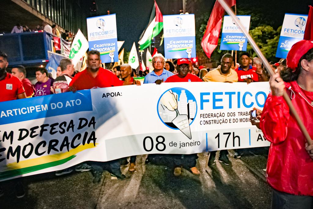 Diretores do Sintricom participaram de ato em defesa da democracia e sem anistia aos golpistas