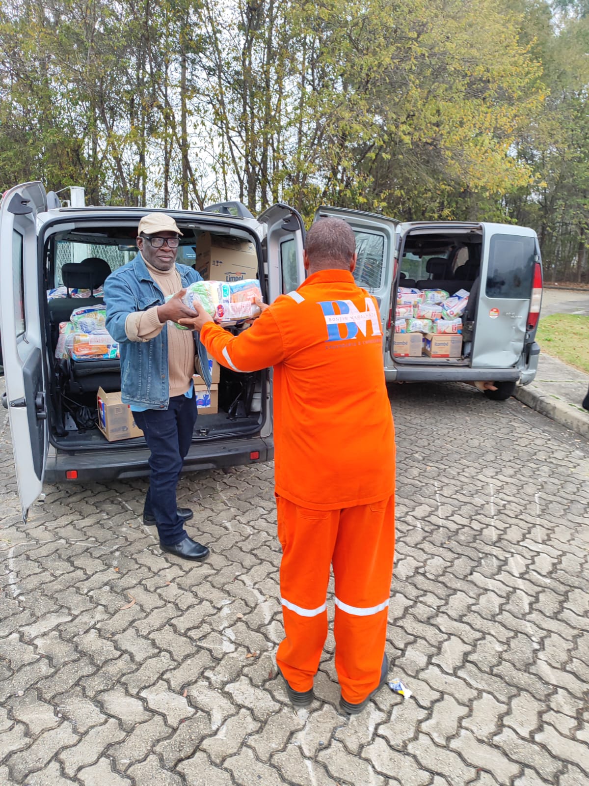 Greve na Bonfim Magalhães: trabalhadores paralisados recebem cestas básicas do Sintricom após serem abandonados sem salário, Petrobrás é conivente com a situação!